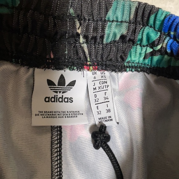 New Adidas original women’s shorts - Picture 3 of 3
